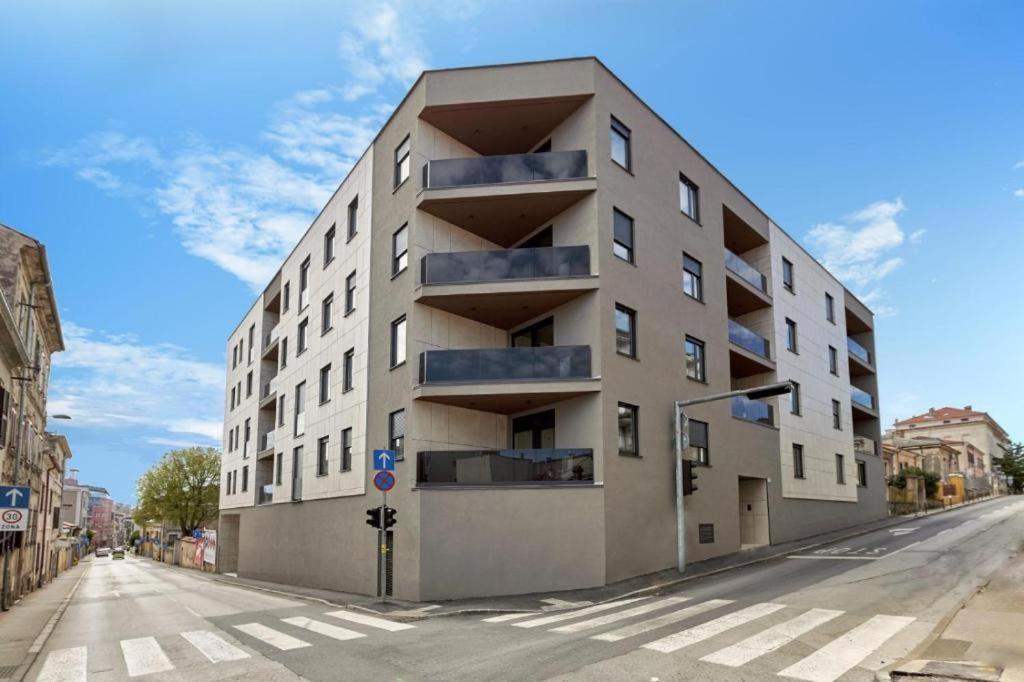 Noovi - With Private Parking Apartman