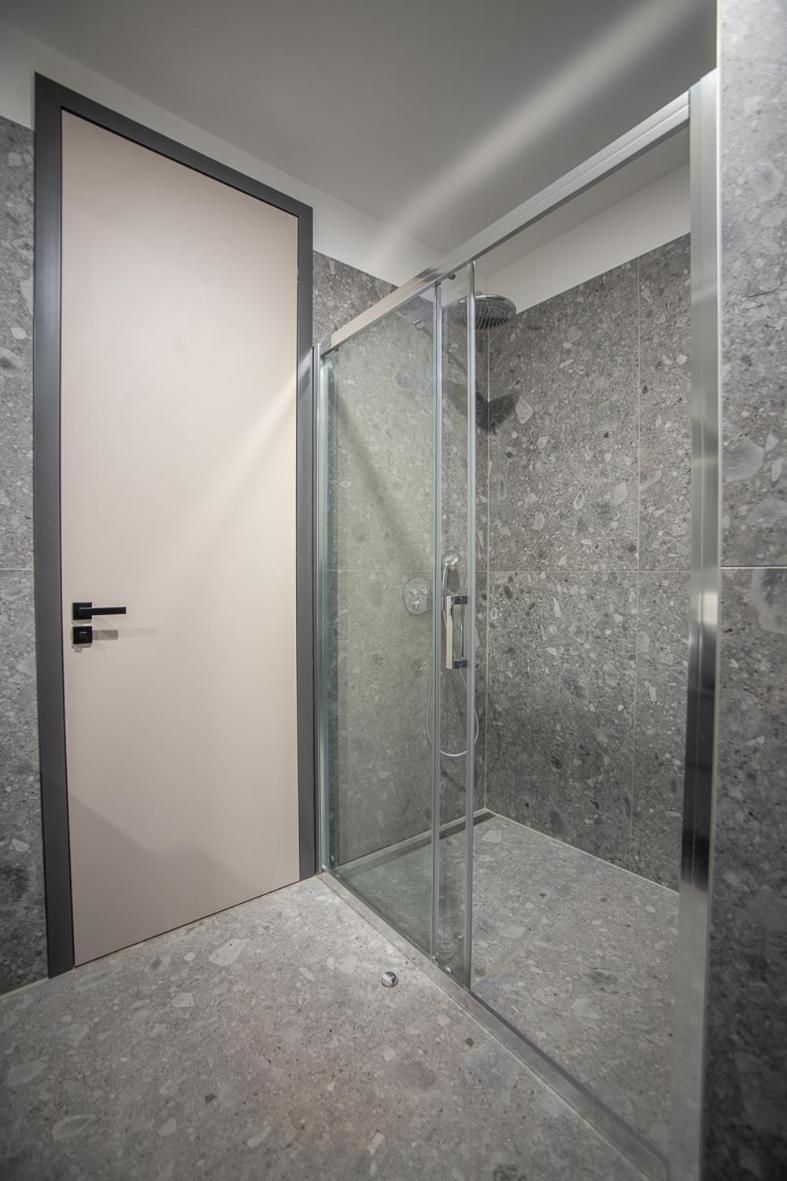 Noovi - With Private Parking Apartman